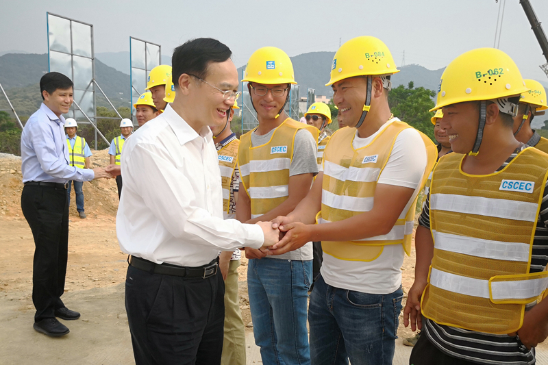 4.26市政-陈志鹏、吴晓龙-莆莆田市委书记林宝金、市长李建辉一行慰问木兰大道（三期）PPP项目生产一线工人 (2)_副本.jpg