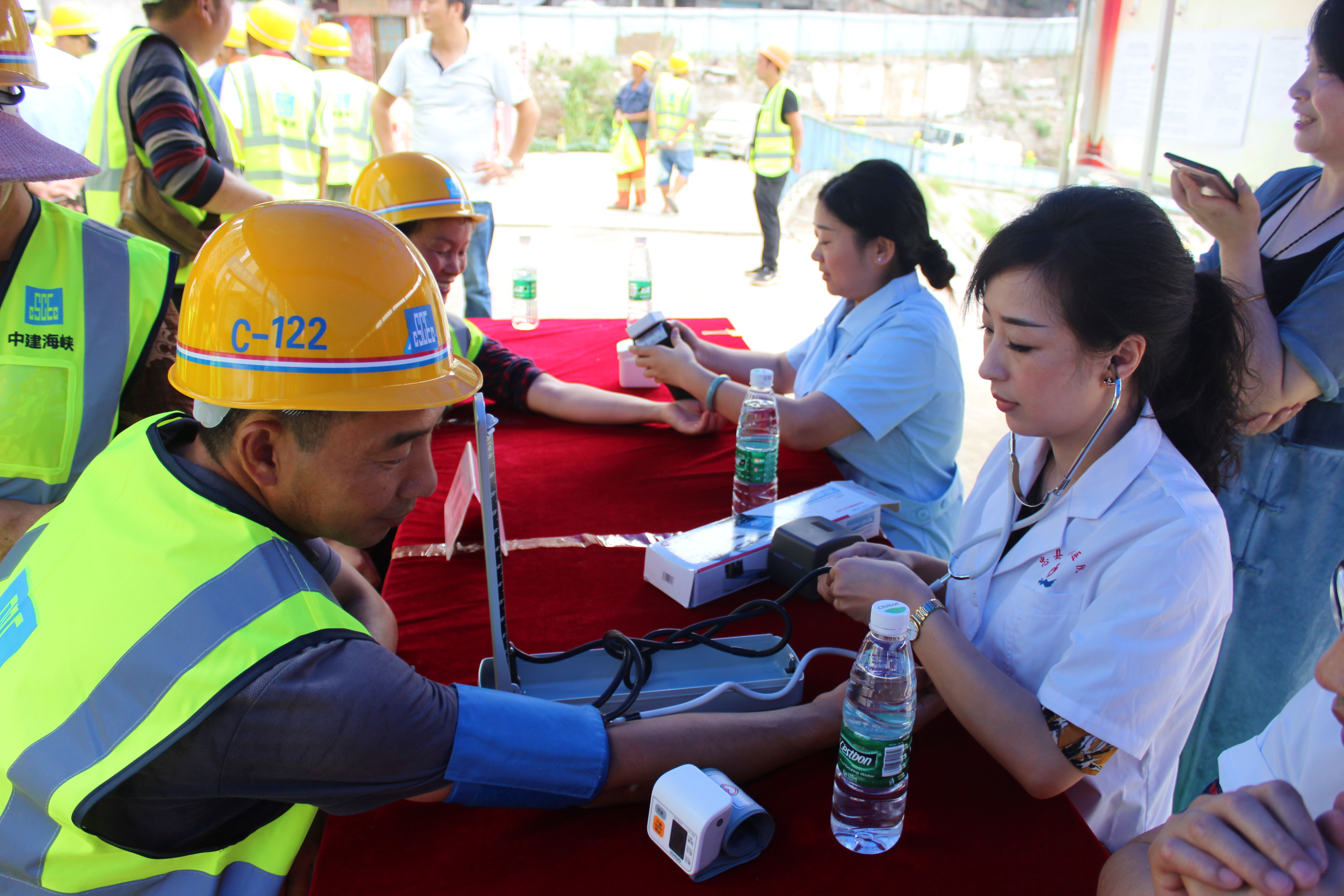 8.1胡陈威、翁祖秋-市政-义诊进工地，关爱农民工----重庆忠县鸣玉溪东环路项目开展农民工义诊活动 (2).JPG